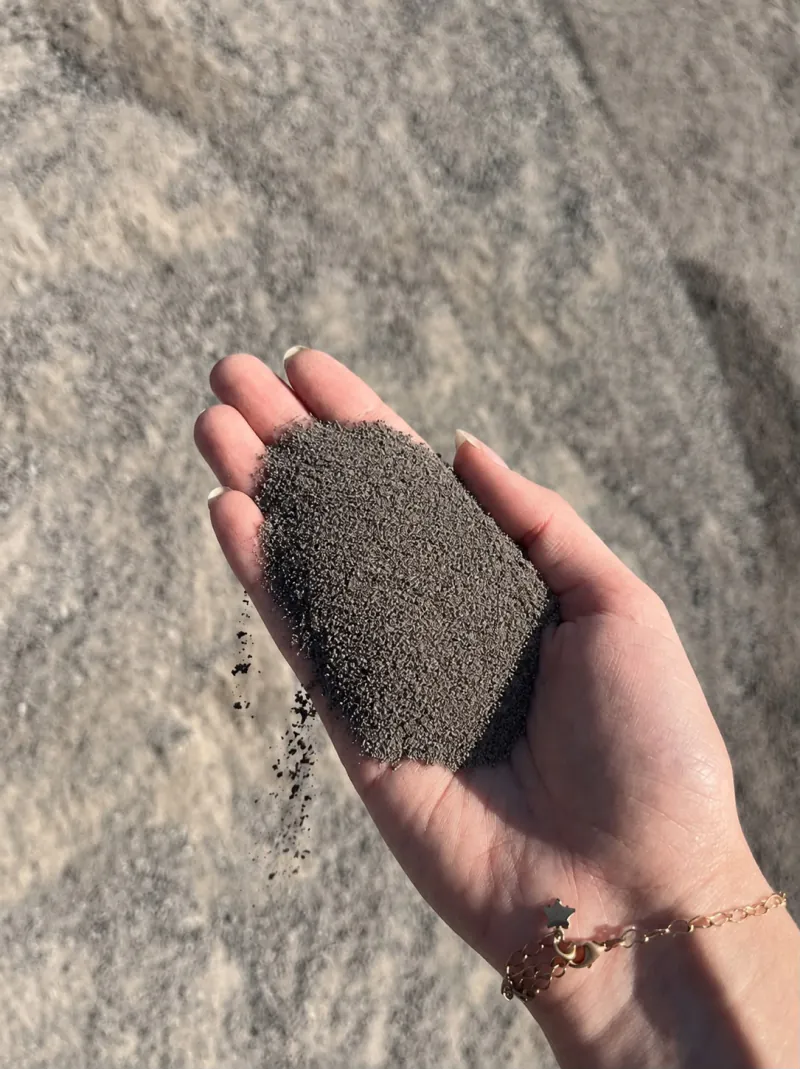 Pó de pedra da Pedreira São Joaquim segurado na mão, de textura bem fina