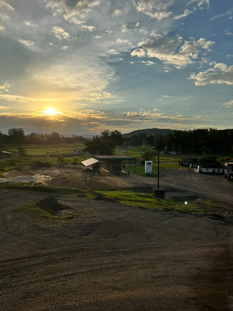 Vista do pátio da Pedreira São Joaquim e do vale ao pôr do sol