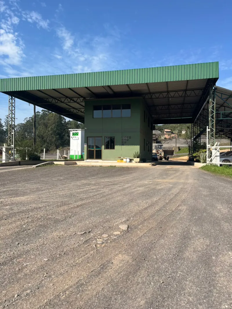 Pá carregadeira em operação ao lado da portaria da pedreira